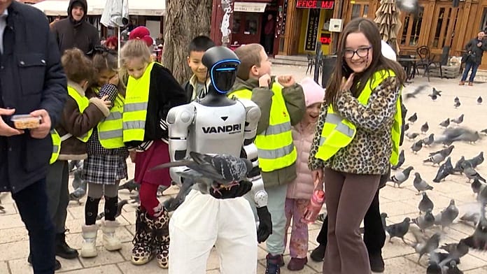 Bosznia bemutatta Robyt, első humanoid robotját Szarajevó utcáin