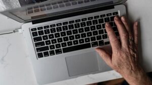 Hogyan tarolnak a deepfake átverések a közösségi médiában?