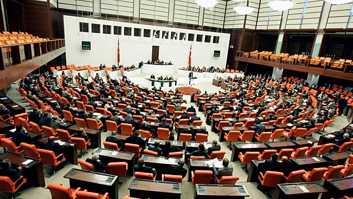 Verekedés tör ki a török parlamentben az igazságügyi miniszter kinevezése miatt