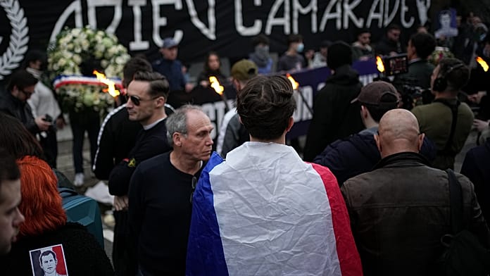 Náci karlendítések egy lyoni megemlékezésen