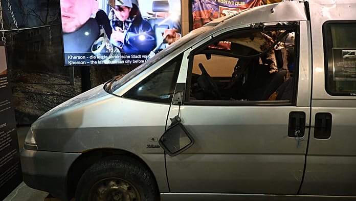 Oroszország drónterrorja civilek ellen – berlini kiállítás mutatja be a lebombázott segélyszállító járművet