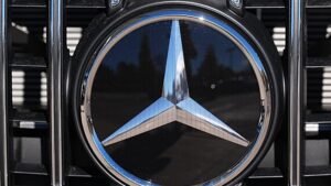 Süllyedő csillag: közel 50 százalékkal zuhant a Mercedes nyeresége
