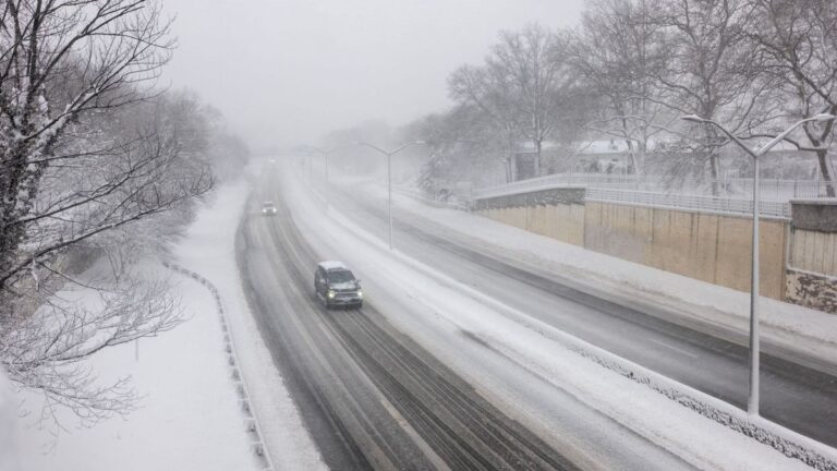 Hóvihar bénította meg az Egyesült Államokat: New York közlekedése leállt, ezrek rekedtek a reptereken + videó