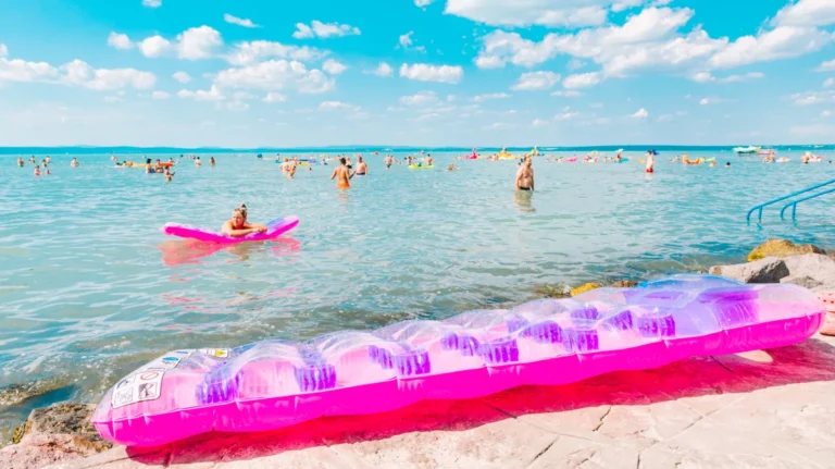 Fizetős és ingyenes strandok a Balatonon – Körkép szállásfoglalás előtt
