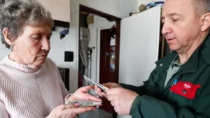 Elkezdte kézbesíteni a Magyar Posta a 13. és 14. havi nyugdíjat is