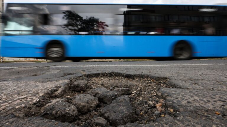 Szó szerint kikerülhetetlen problémát jelentenek a kátyúk Budapesten