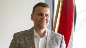 Menczer Tamás: 15 ezer milliárd ok, amiért a multik emberei megjelentek a Tiszánál