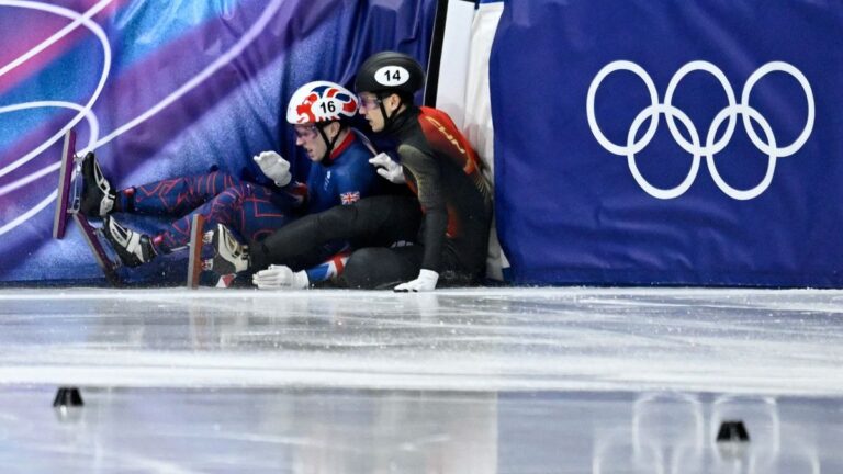 Liu Shaoangba páros lábbal rúgtak bele Kínában, majd a falban kötött ki a döntőben