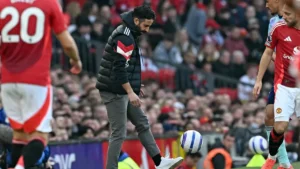 Mi folyik itt?! A Manchester United korábbi bukott edzője csereként pályára lépett a Serie A-ban – a nézők nem hittek a szemüknek