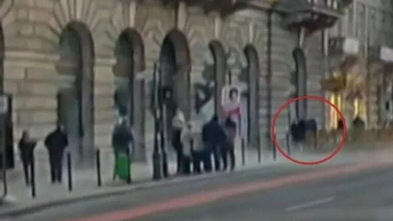 Leszakadt egy épületelem az Andrássy úton + videó