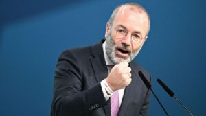 Elképesztő javaslat: Weber európai fiatalokat küldene Ukrajnába