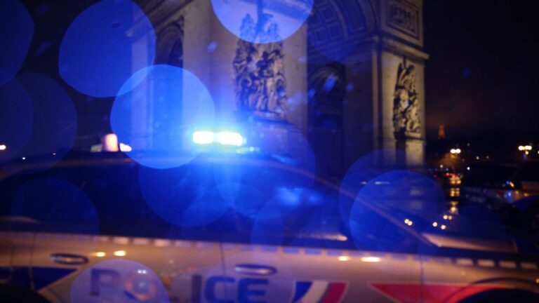 Késelés Párizsban: rendőrre támadtak a Diadalív alatt