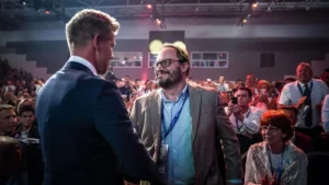 Provokatív reklámmal szállt bele választási kampányba az Erste Bank Magyar Péterék mellett