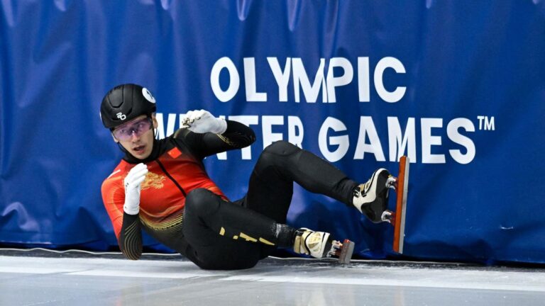 Videón, ahogy Liu Shaoang a falban végezte, kifütyülték a magyar főbírót