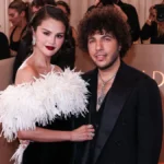 Selena Gomez férje élő show-ban próbálta kimagyarázni, miért volt retkes a lába egy podcastben