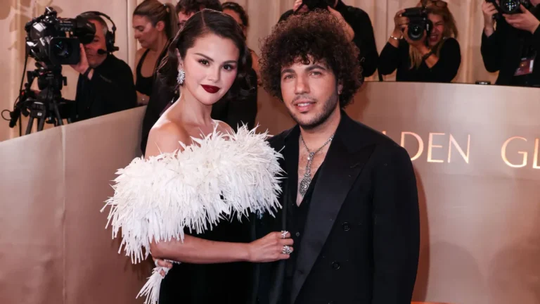 Selena Gomez férje élő show-ban próbálta kimagyarázni, miért volt retkes a lába egy podcastben