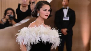 Selena Gomez rózsaszín fürdőruhában szexizett a luxusjachton – barátnőivel eresztette ki a gőzt Mexikóban