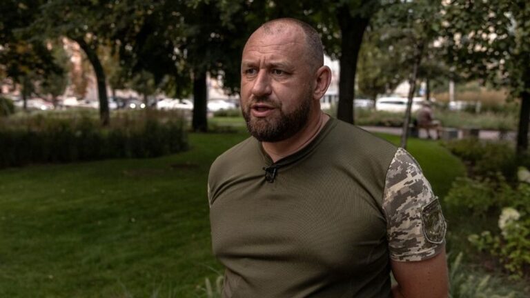 Már lassan meg sem lepődünk: az ukrán nagykövet egy követ fúj Magyar Péterrel