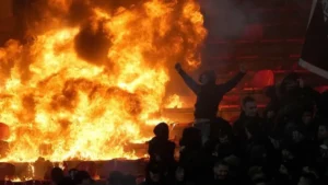 Szerbia és a világ is ledöbbent: a Partizan ultrái felgyújtották a Crvena zvezda stadionját