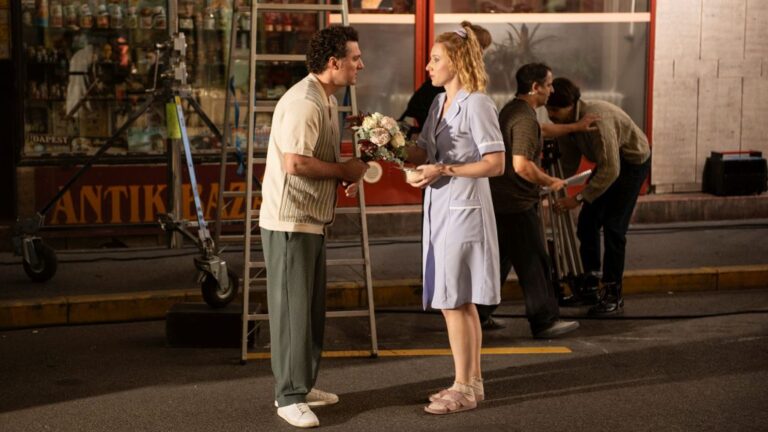 Gyorsan beránt a cukormázba vont 90-es évek, de a Beléd estem sorra hagyja ki a ziccereket