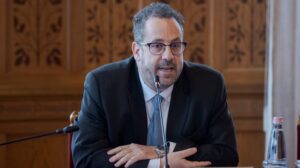 Megtévesztő kampány miatt eltiltották Vajda Zoltánt a plakátjai és szórólapjai használatától