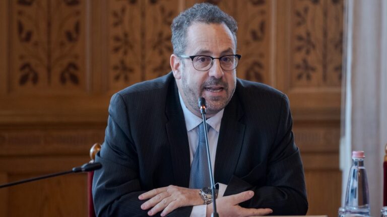 Megtévesztő kampány miatt eltiltották Vajda Zoltánt a plakátjai és szórólapjai használatától