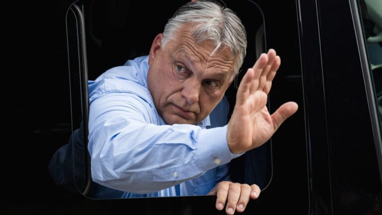 Orbán bejelentette, hogy a Fidesz már össze is szedte az ajánlásokat mind a 106 választókerületben