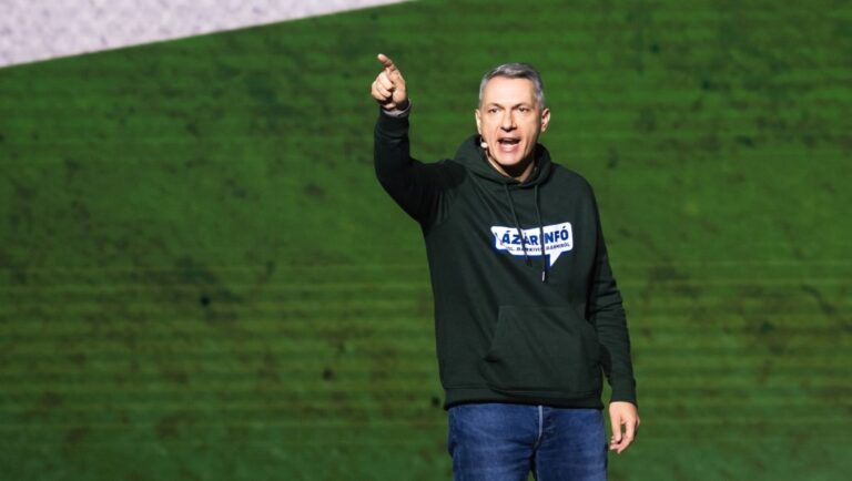 Hiába ment a rendőrségre az egyik Lázárinfón tüntető nő, akit lefejezéssel fenyegettek meg