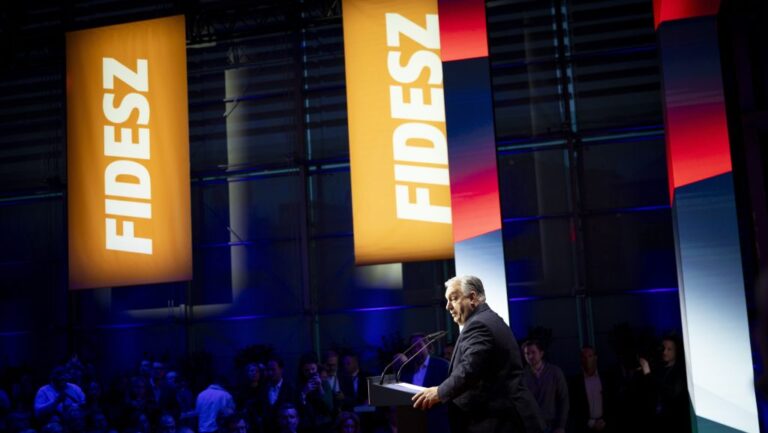 Orbán Viktor kiadta a parancsot a Fidesz választmányi ülésén: „No Shell, no Erste”