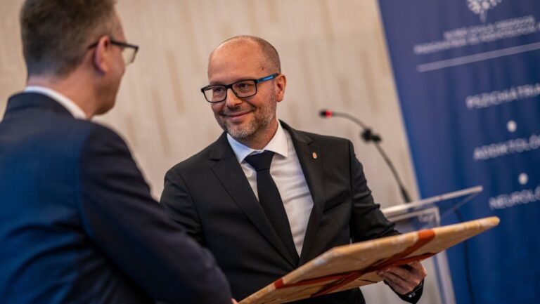 A pszichiáterek követelik a korábban mágusképzőt vezető Ézsi Robin azonnali menesztését az Nyírő OPAI éléről