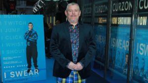 „Ilyenkor azt kívánod, bárcsak elnyelne a föld” – ki az a Tourette-aktivista, akit a királynő is kitüntetett, most meg miatta áll a bál a BAFTA körül?