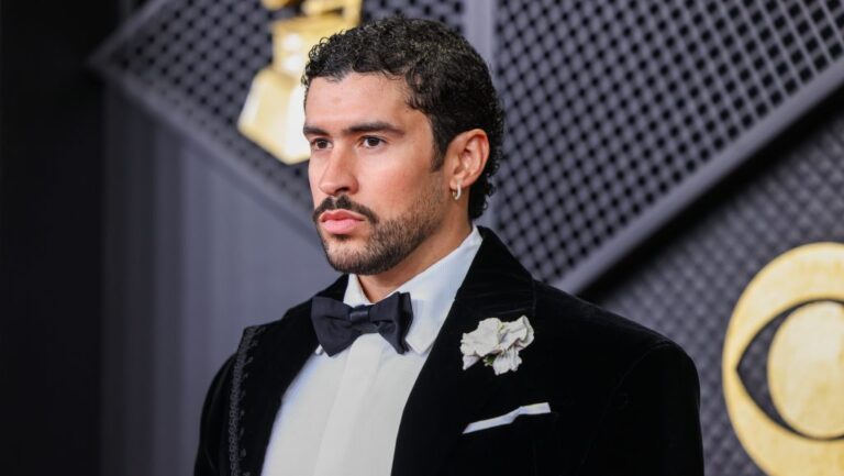 Nem hajlandó angolul énekelni és meghajolni Amerikának: kicsoda Bad Bunny, a 2026-os Super Bowl szupersztárja?