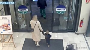 Gyerekrablási kísérlet videón: anyja karjaiból próbálták kirángatni a kislányt az olasz szupermarketben
