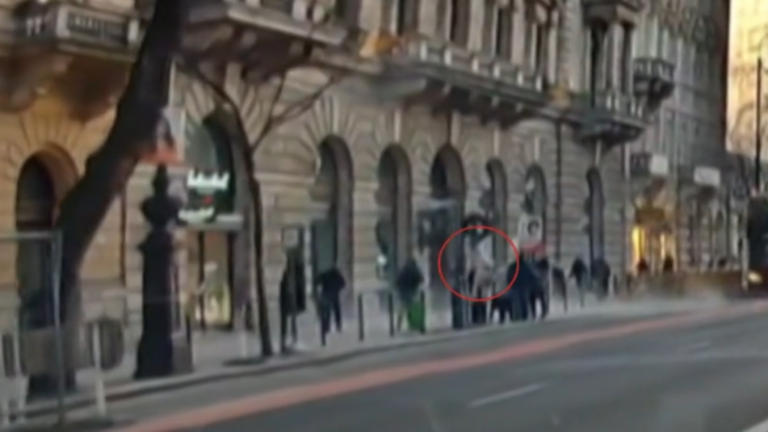 Sokkoló videó: majdnem emberek közé zuhant egy épület homlokzatának darabja az Andrássy úton