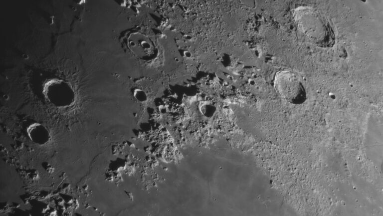 Hatalmas holdi hegységről készült fénykép