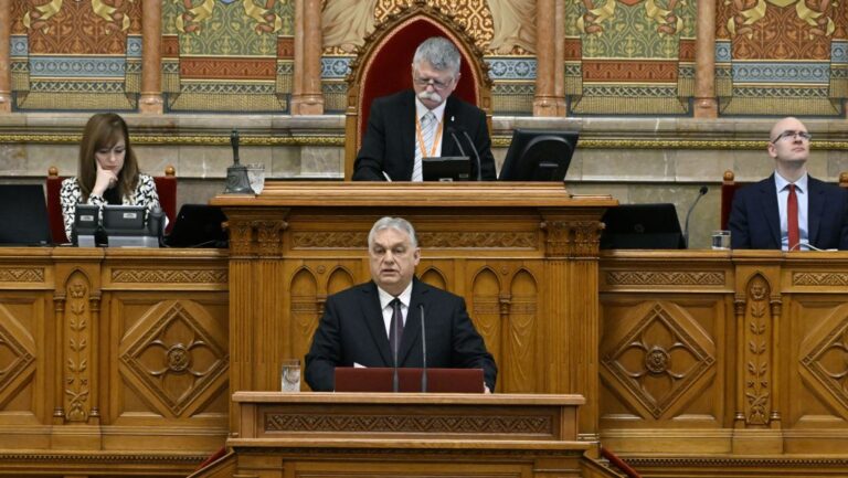 Orbán az ellenzéknek: Nagyon helyes, hogy eltűnnek innen