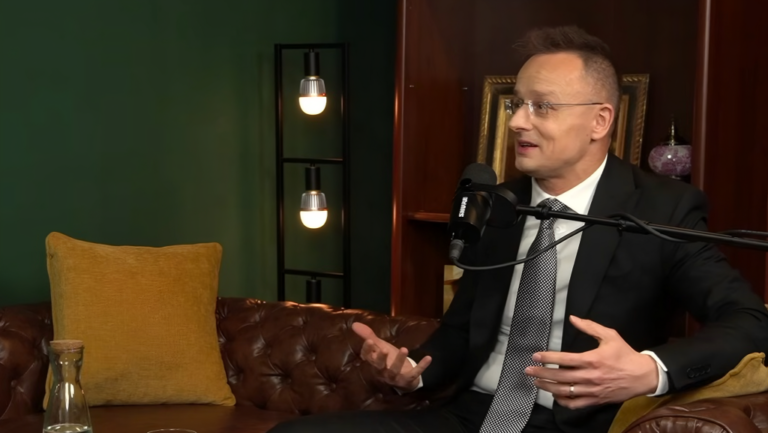 „Elmegy valahova bulizni, történik ez meg az, és utólag megideologizálja, hogy az oroszok vitték oda” – Szijjártó elmondta, mit gondol arról, hogy Magyar kikötött abban a házibuliban