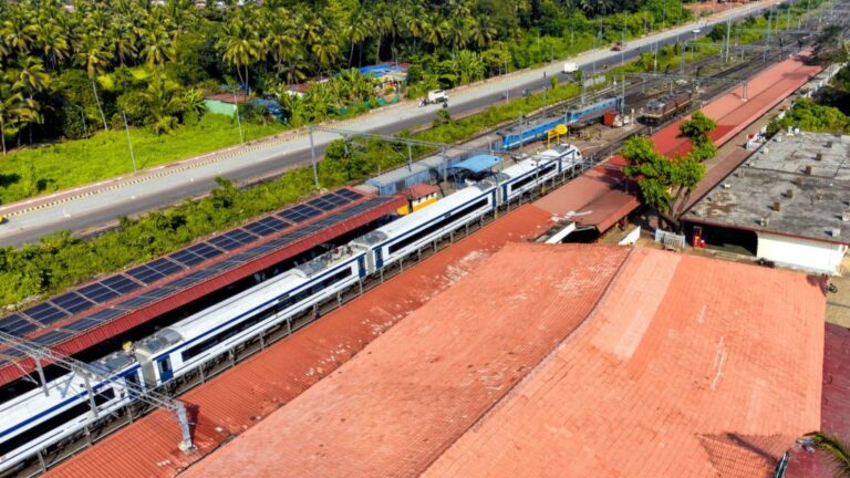 Vonatokon utazva terjednek a kobrák Indiában