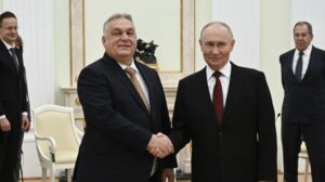 FT: A Kreml jóváhagyásával indul dezinformációs kampány a magyar választások befolyásolására