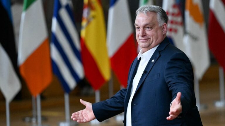 Orbán Viktor Facebookozni tanított a stratégiai eligazításon