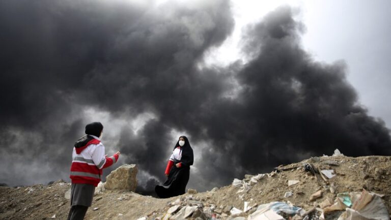 Fekete eső esett Teheránban, miután Izrael olajtározókat támadott a környékén