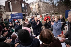 Körzetenként tizenötezer kézfogás a cél, mindenki megy orrvérzésig és meghalásig – így kampányol a Tisza