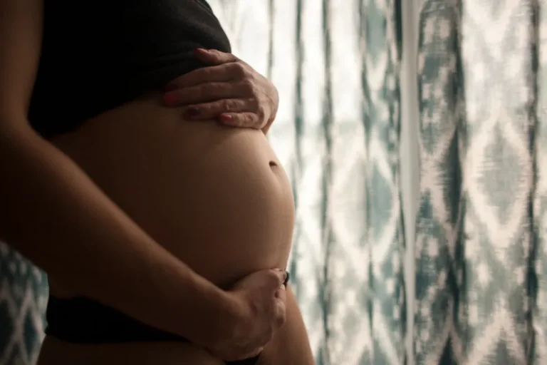 A terhes nők agya tényleg veszíthet a méretéből, és ennek kulcsfontosságú szerepe lehet az anyává válásban