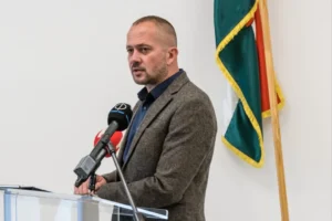 A babóti polgármester ironikus posztban kéri a helyieket, hogy gyújtsanak mécsest a fideszes országgyűlési képviselő plakátjai alatt