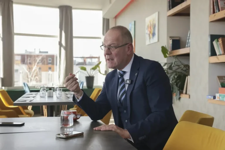 Navracsics nem ismer háborúpárti politikust Magyarországon