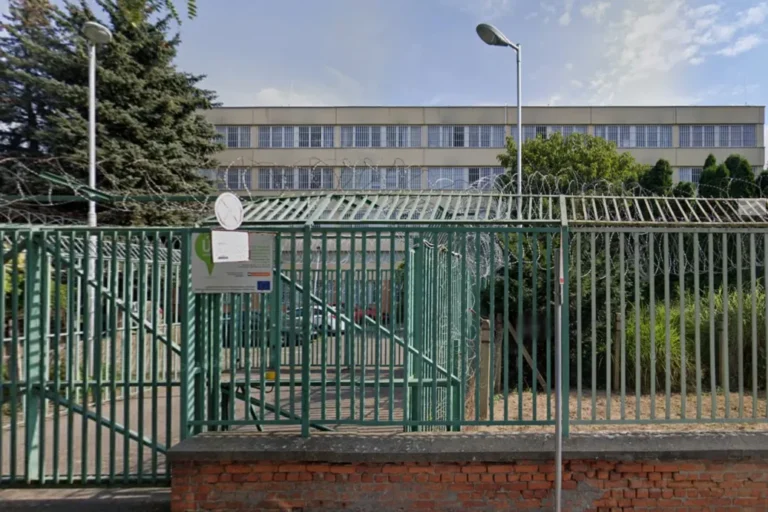 A debreceni javítóról osztott meg videót Juhász Péter, korábbi dolgozók állítják, egy gyerek megverésére kérte őket az igazgatóhelyettes, aki ezt tagadja