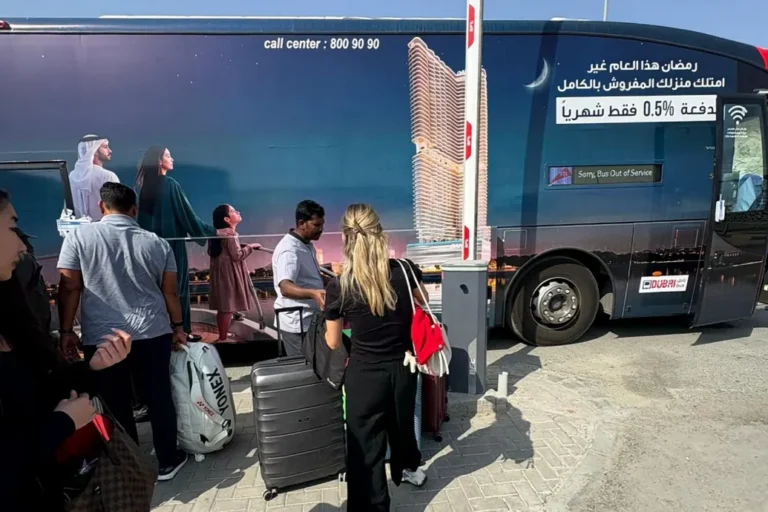 Autózás az ománi határra, buszos araszolás, végül a taxiban Korda György dala – így jutott haza Dubajban rekedt olvasónk