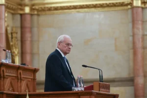 Kezdhetnek pakolni, többen húsz-harminc év után távoznak a parlamentből