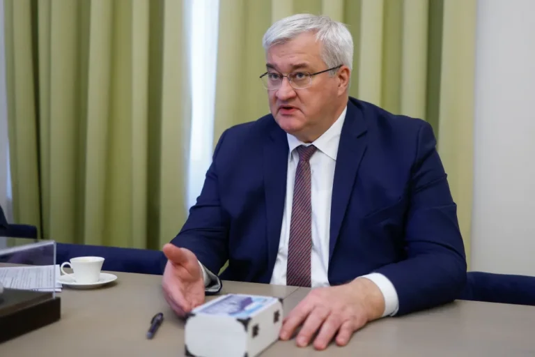 Ukrainian FM hints at sanctions against Hungary, says cash-in-transit case is used in Hungarian election campaign