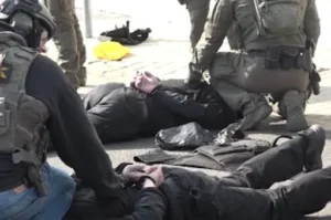 Az ukránok ügyvédje a Telexnek: Fordított símaszkban, bilincsben vitték el az ukrán pénzszállítókat a magyar hatóságok